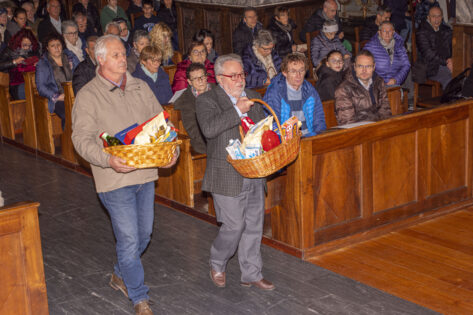 Arturo Castellani e Stefano Corbara consegnano viveri per i poveri al Vescovo Mons. Franco Lovignana